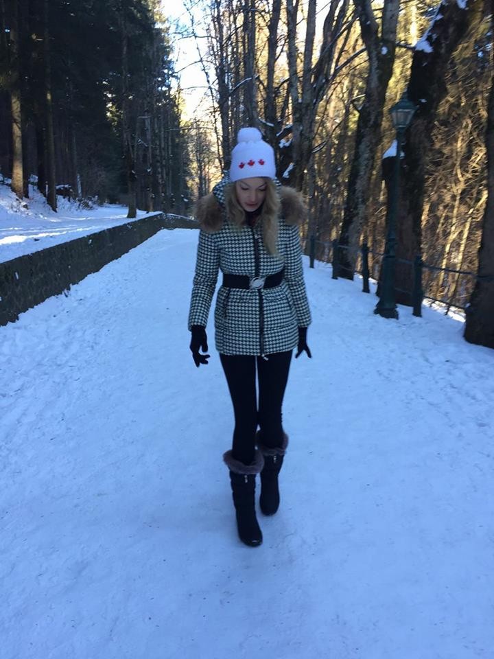 Valentina Pelinel se plimbă singură pe o alee înzăpezită, la Sinaia