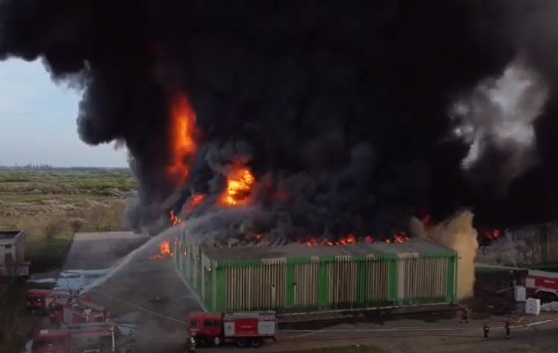 Incendiu puternic în Timișoara, la o fostă fabrică de țigări. În hala de lângă e depozitat azotat de amoniu lichid