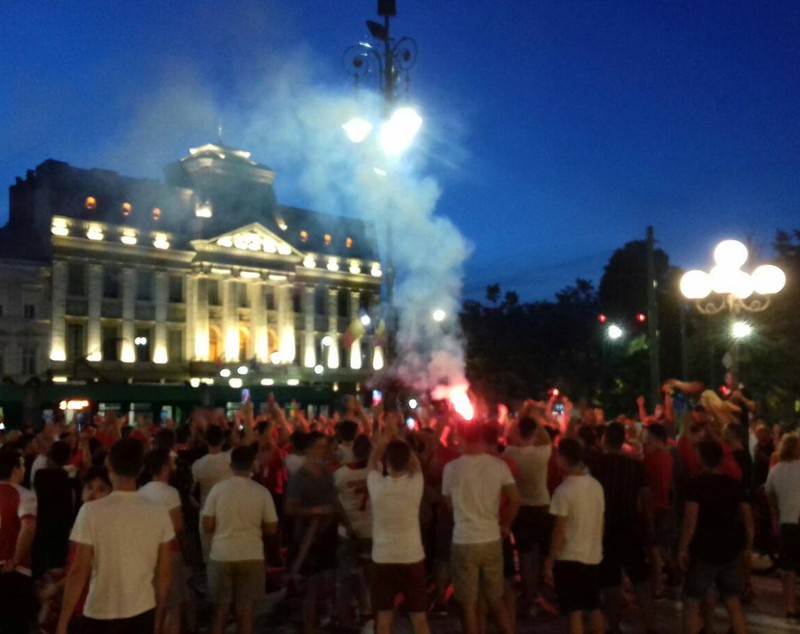 Bucuria nu ține cont de distanțare! Sute de oameni sărbătoresc în fața Primăriei din Arad promovarea echipei UTA în Liga 1. Și fanii lui FC Argeș au ieșit pe străzi