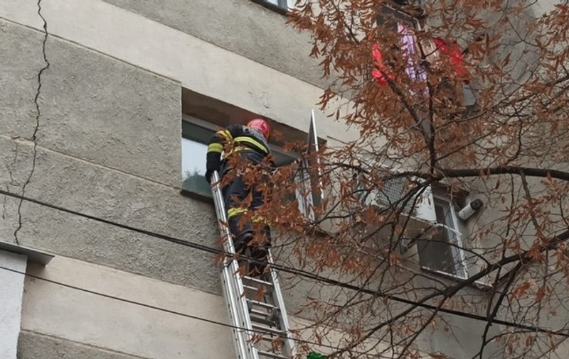 Un copil de un an și nouă luni din Bârlad a fost salvat de pompieri, după ce a blocat ușa apartamentului în urma mamei sale