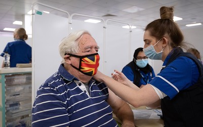 Robert Williams, 84 de ani, primește o doză de vaccin anti-COVID-19 în Marea Britanie, 11 ianuarie 2021. Foto EPA