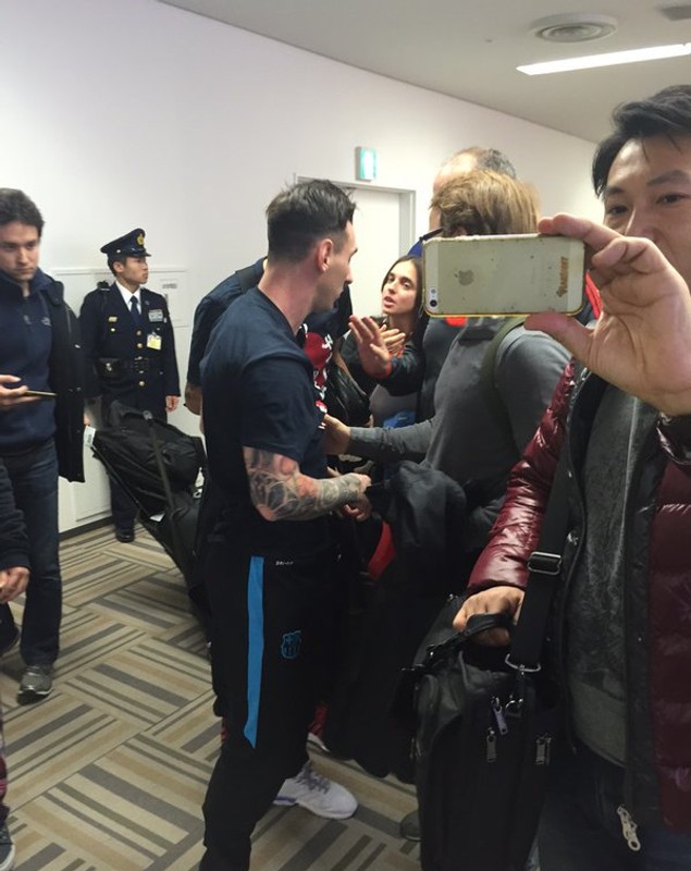 Messi, bătaie pe aeroport cu un fan River Plate, care l-a scuipat/ FOTO