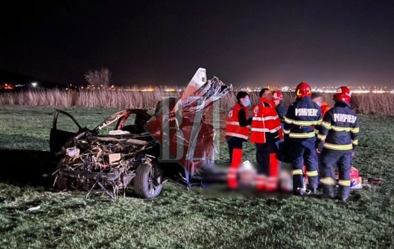 Accident cu două mașini și o căruță, la Podu Iloaiei. O persoană a murit