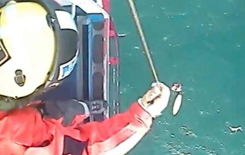 Un tânăr care făcea surf a fost salvat după 32 de ore în mare. Intervenția a fost filmată | VIDEO