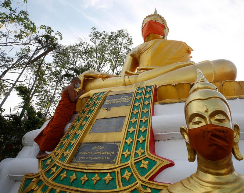 Statuile lui Buddha din Bangkok sunt acoperite cu măști de protecție, ”pentru a da un exemplu”