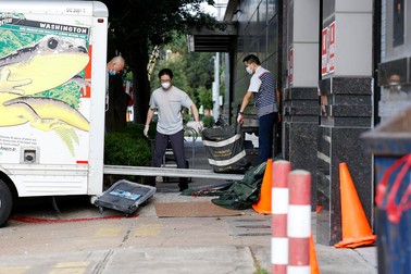 Diplomați chinezi încarcă saci într-un camion pentru a părăsi consulatul din Huston FOTO: EPA-EFE/AARON M. SPRECHER