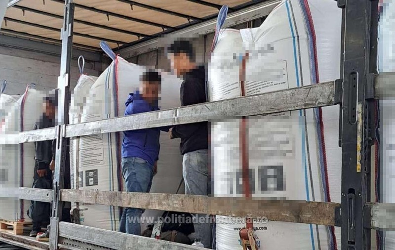 72 de migranți ascunși în TIR-uri, depistați în ultimele 24 de ore, la frontiera cu Ungaria. Erau pitiți printre saci cu fructe și alte bunuri