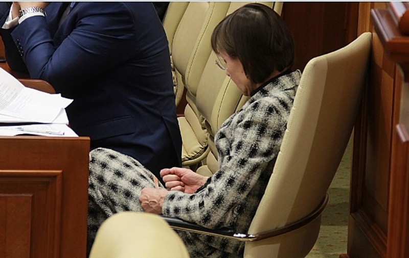 Incredibil! Ministrul Educației își făcea unghiile la ședința Parlamentului