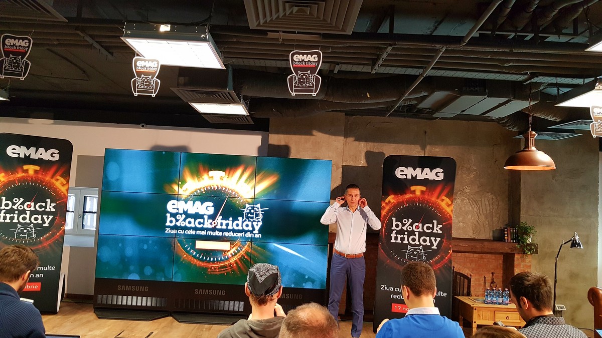 Iulian Stanciu prezintă reducerile eMag de Black Friday 2017 în cadrul unei conferințe de presă.