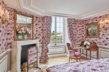 Camerele au mobilier de epocă, iar pe pereții decorați cu tapet sunt oglinzi mari și lucrări de artă. Foto: airelles.com