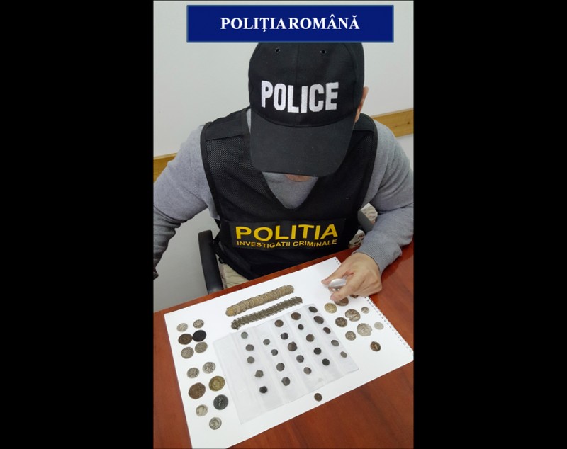Un bărbat din Craiova a vrut să vândă monede antice pe Internet. E cercetat acum de Poliție