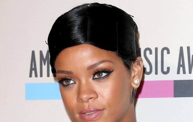A PUS PE EA TOT CE A GĂSIT ÎN GARDEROBĂ? Vezi ce GREŞELI VESTIMENTARE a făcut Rihanna! FOTO