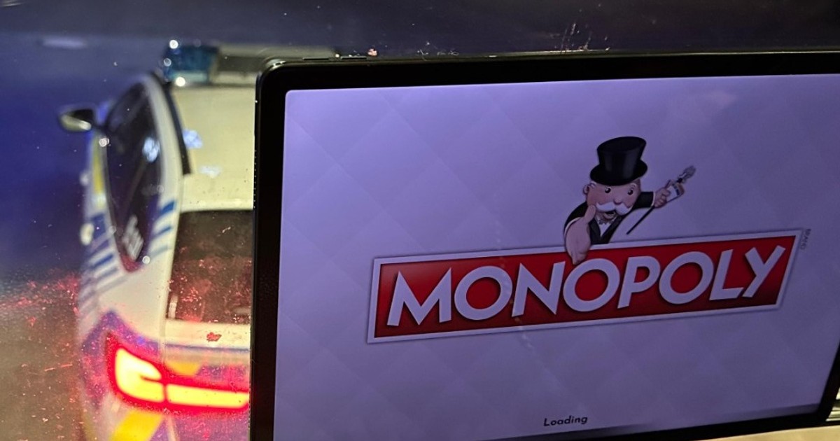 Șofer de TIR prins jucând Monopoly în timp ce conducea