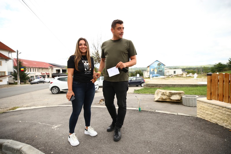 Pe 15 august, George Simion și Ilinca Munteanu au împărțit invitații în comuna Măciuca | Foto: Dumitru Angelescu / Libertatea