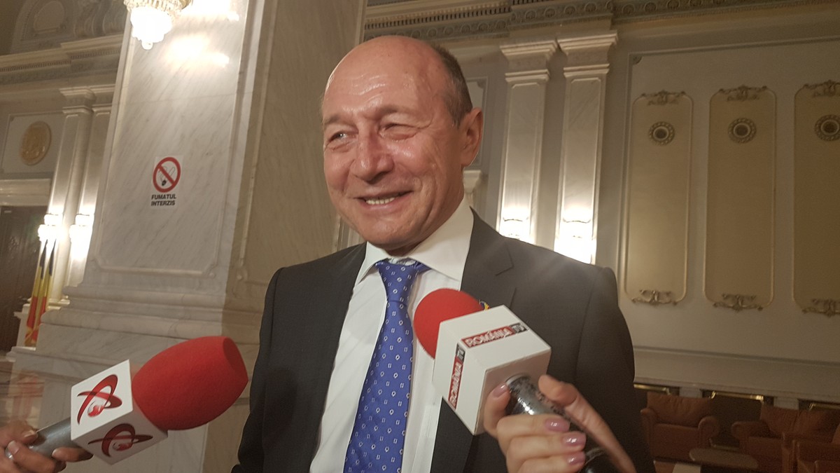 Traian Băsescu a dezvăluit cum va vota la Referendum. Traian Băsescu, zâmbind, în fața presei