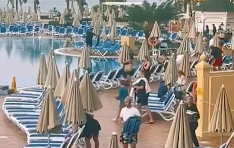 „Lunetiștii!”. Momentul în care zeci de turiști se îmbulzesc să prindă un șezlong la piscina unui resort din Tenerife