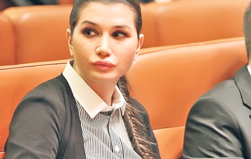 Neveste şi fiice aruncate în lupta politică