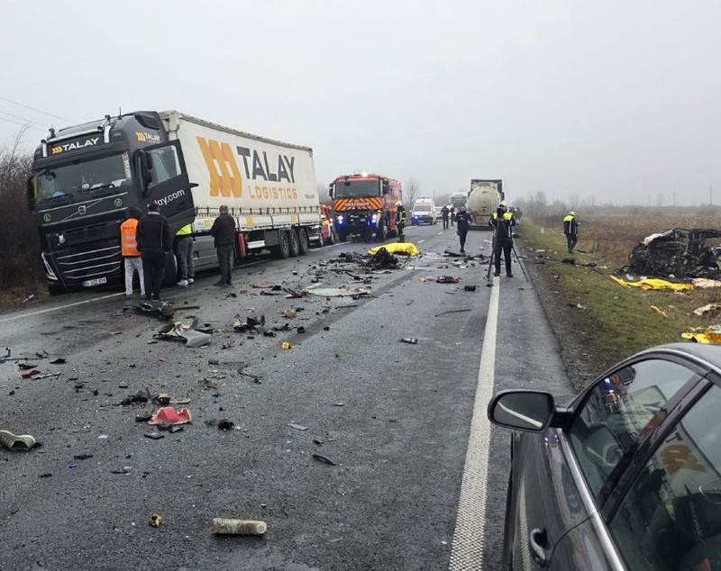 Șapte morți la Lugojel, într-un accident cu un TIR, o cisternă, un microbuz și un autoturism