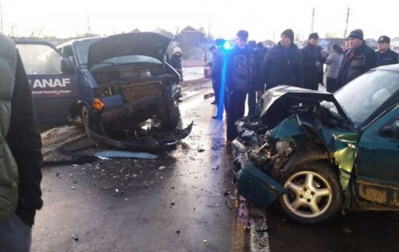 Un microbuz al ANAF a fost lovit de o mașină. Trei oameni, transportați la spital