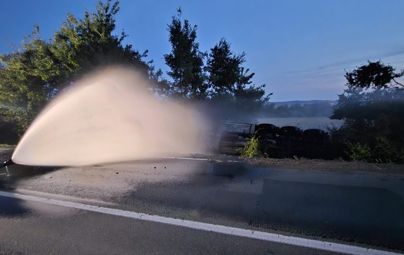 O cisternă cu gaz lichefiat s-a răsturnat, duminică, pe DN7 și s-a fisurat. Va fi golită la sol