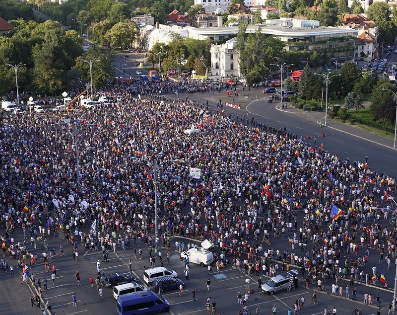 LIVE TEXT/ Mitingul diasporei, în Piața Victoriei. Război total între jandarmi și huligani (FOTO&VIDEO)