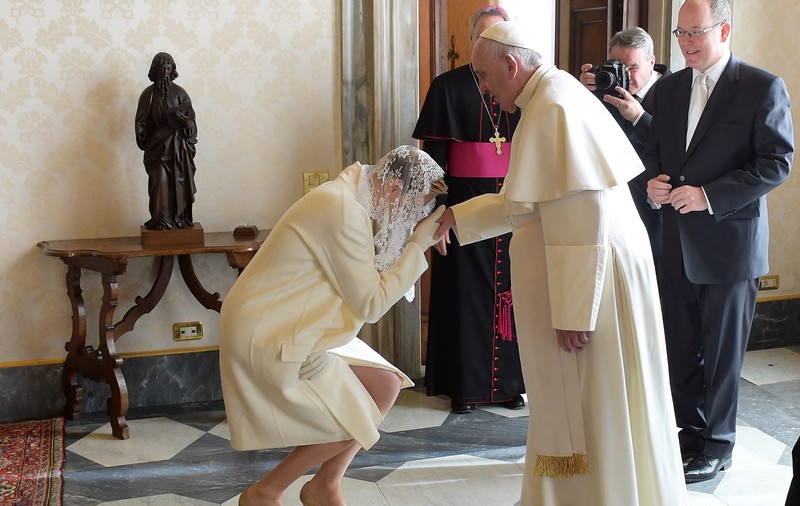 Prințesa Charlene de Monaco, în vizită la Papă, îmbrăcată în alb! Doar șapte persoane au acest privilegiu!