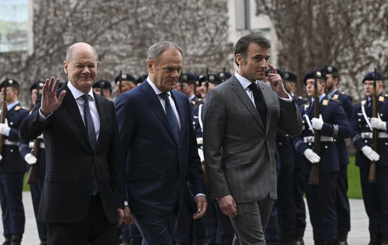 „Mai puține vorbe, mai multă muniție". Donald Tusk a venit la Berlin cu un mesaj ferm, pe fondul disputei diplomatice dintre Franța și Germania