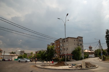 În jur de 100.000 de euro a costat amenajarea acestui sens giratoriu în Caracal