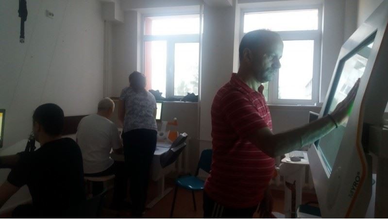 Un pacient face exerciții de recuperare cu ajutorul robotului