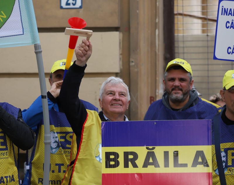 Ministrul Educației, Mihai Dimian, a coborât în mijlocul sindicaliștilor care-i scandau sub geam. „Mă bucur să-mi văd colegii. Nu trăim o situație normală”, spunea oficialul cu o zi înainte de proteste