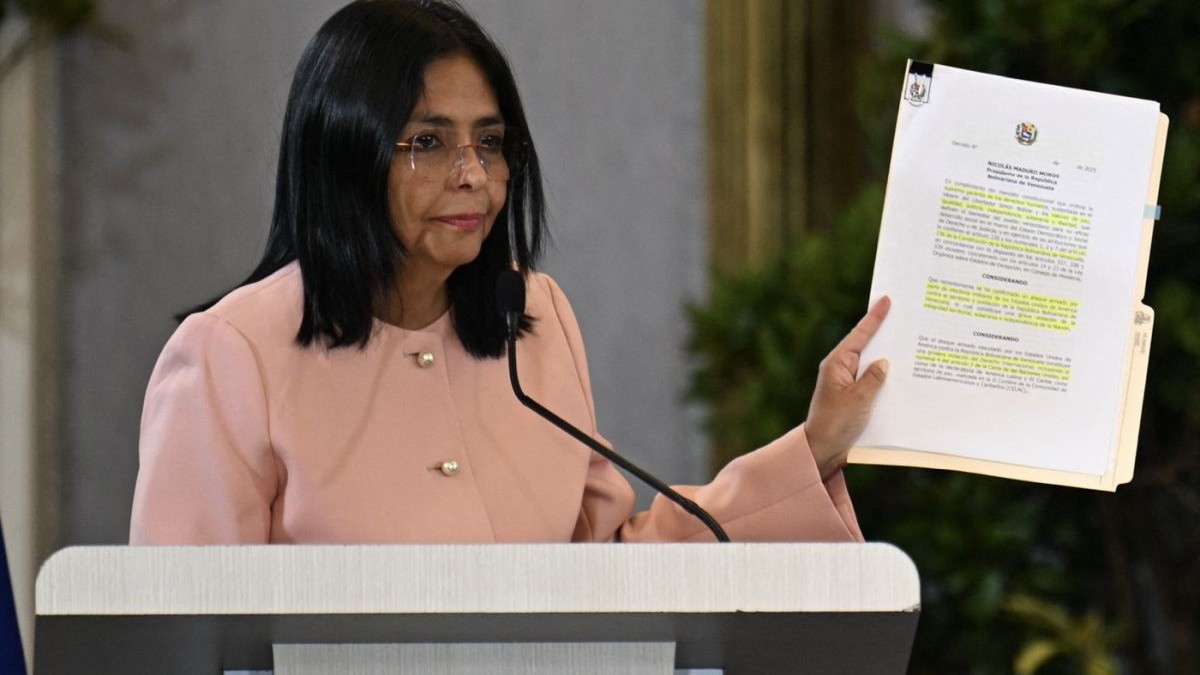 Delcy Rodríguez ține un document în timp ce vorbește în timpul unei întâlniri cu reprezentanți diplomatici acreditați la Caracas, pe 29 septembrie 2025
