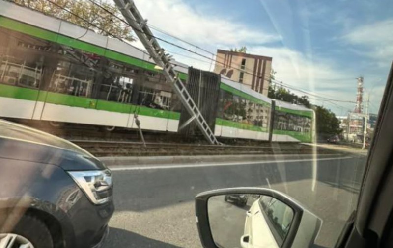 Un tramvai a deraiat de pe șine pe Valea Cascadelor din București. 4 oameni au ajuns la spital