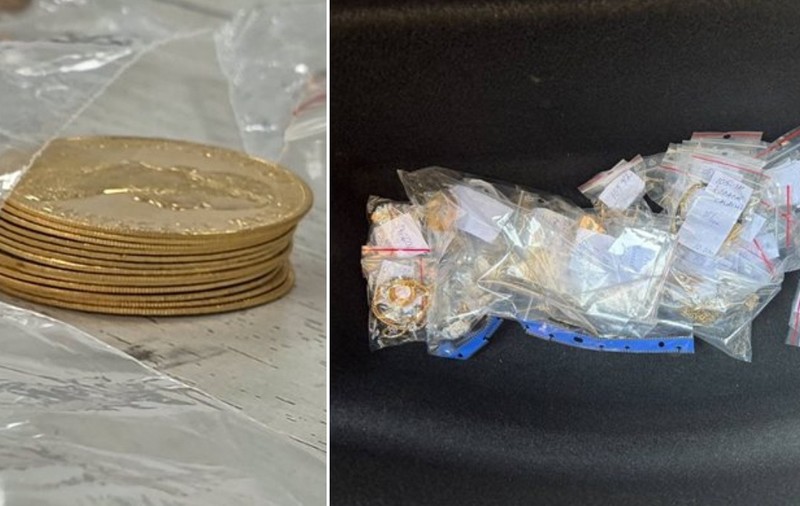 Claj format din două cadre ce prezintă obiecte de valoare confiscate: în stânga se află o stivă de monede mari din aur ambalate în pungi transparente, iar în dreapta se observă numeroase pungi din plastic sigilate ce conțin bijuterii din aur și geme etichetate.