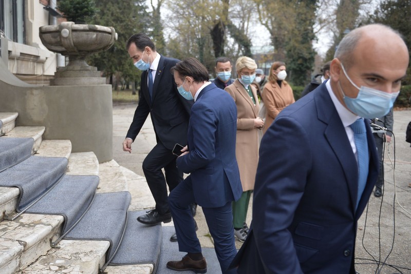 Ludovic Orban (stânga), alături de Florin Cîțu (centru) și Rareș Bogdan (dreapta), la sediul PNL din Modrogan