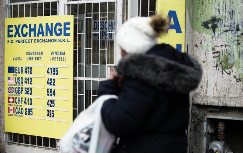 Inflația va crește la aproape 6% anul viitor, estimează analiștii financiari. La cât va ajunge cursul euro/leu