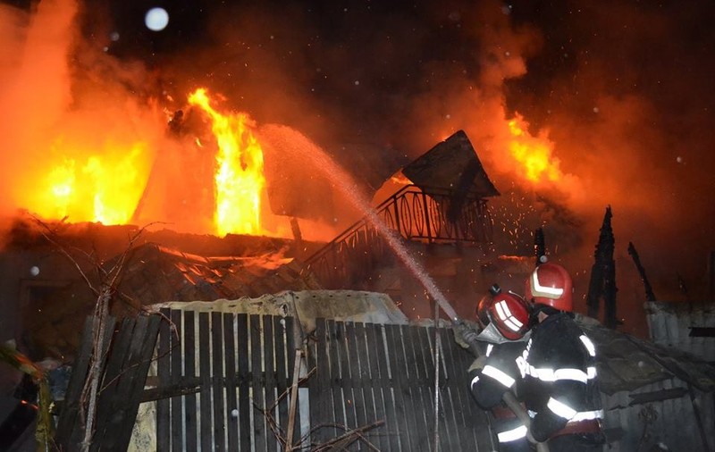 Vine gerul, iar pompierii suceveni le cer oamenilor să fie atenți cu sursele de încălzire. Doar în ultimele 2 luni au fost 125 de incendii