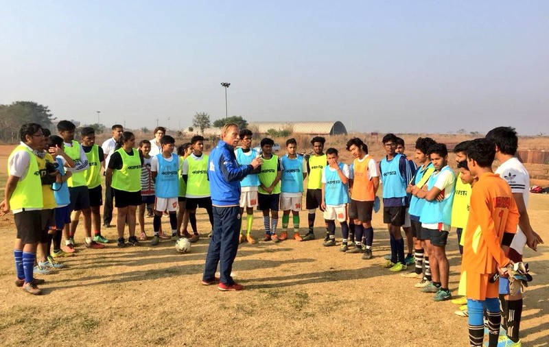 Christoph Daum promovează fotbalul în India, echipat în treningul naționalei României | GALERIE FOTO