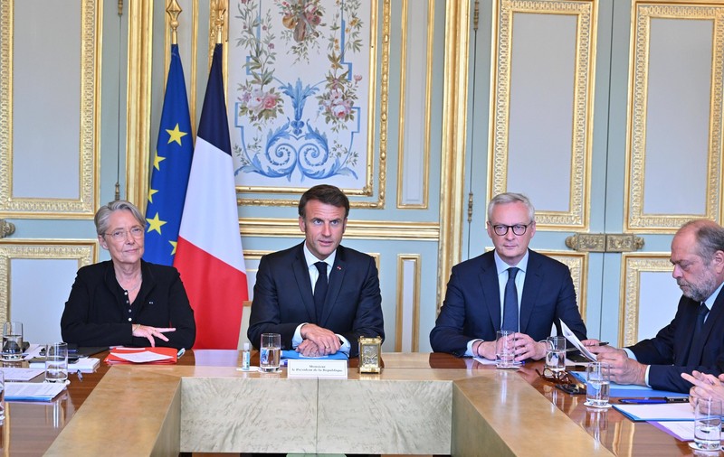 Emmanuel Macron admite că guvernul Franței ia în calcul să blocheze rețelele sociale în timpul revoltelor