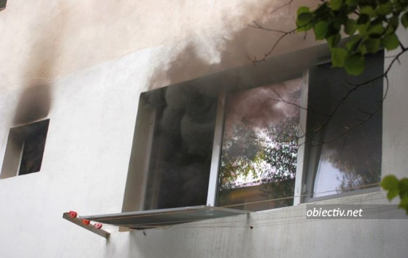 Incendiu provocat la Ploiești de o tânără care fuma în bucătărie