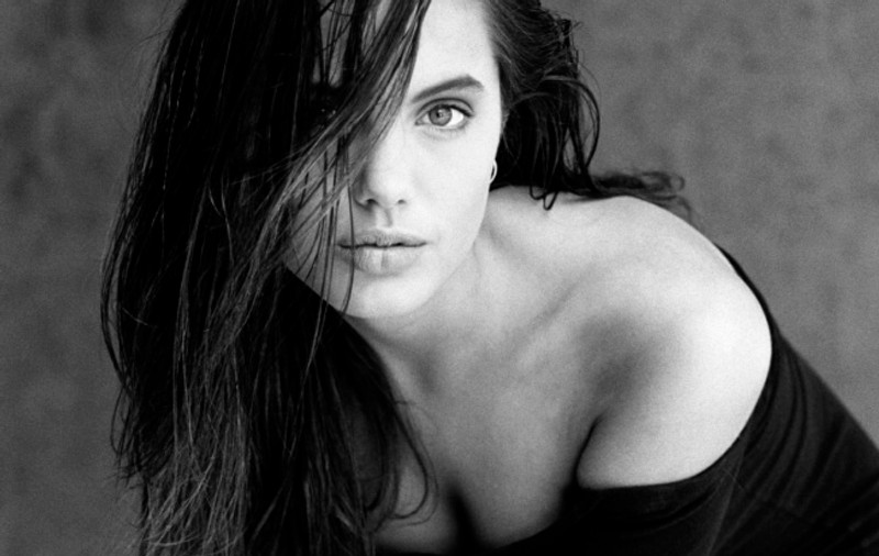 Angelina Jolie a fost abandonată de mama ei, când avea un anişor