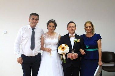 Primarul Damian, stânga, și familia