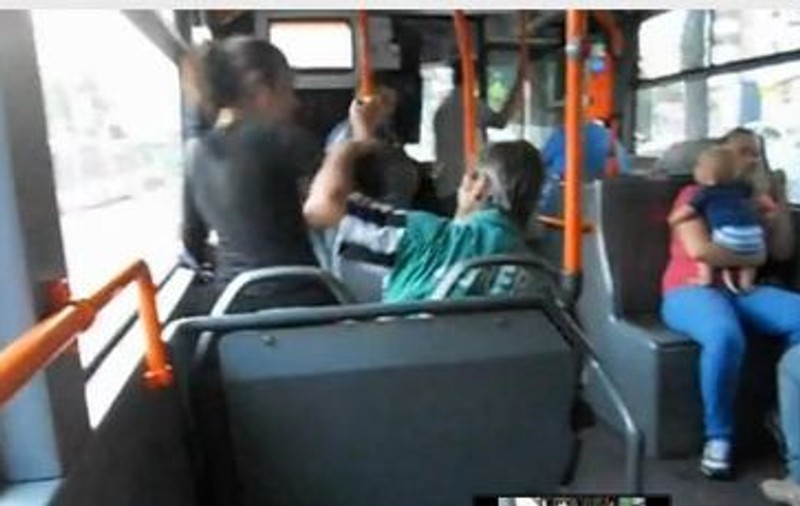 Uluitor! Cum ajungi să-ți bați femeia în autobuz și ceilalți să se uite râzând | VIDEO