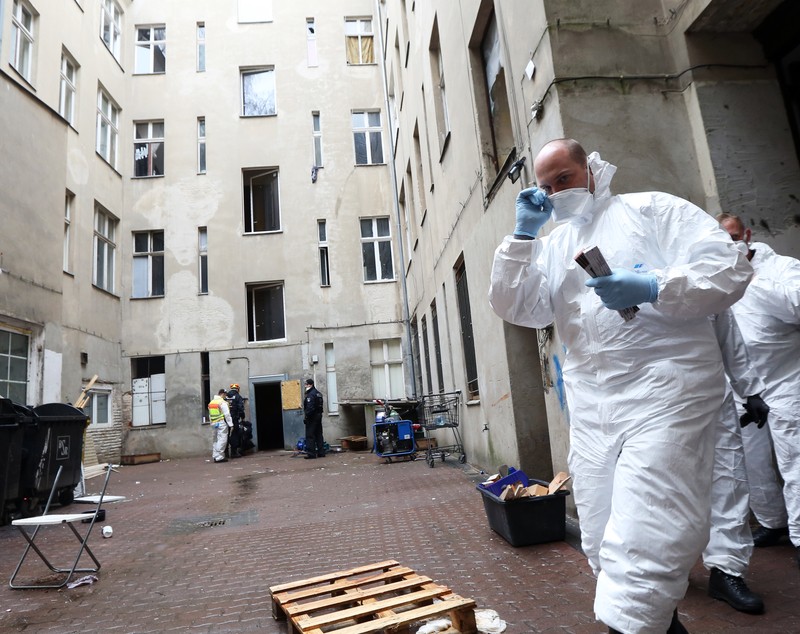 Zeci de români, evacuați dintr-o clădire din Berlin. Locul era focar de infecție