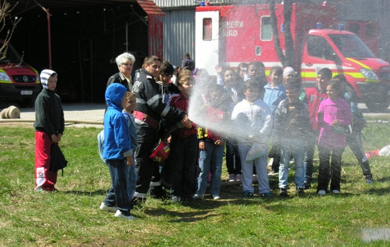 Timp de o săptămână, zeci de copii au fost ajutoarele pompierilor militari în lupte imaginare cu incendii