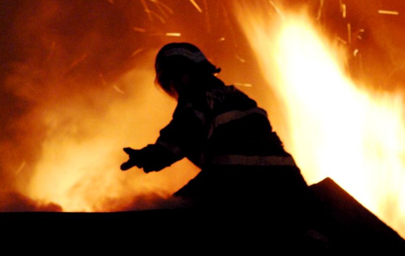 Un bărbat din Vrancea a încercat să stingă singur incendiul care i-a cuprins casa, însă a ajuns de urgență la spital