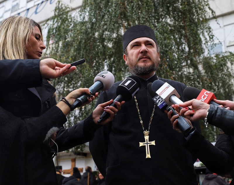 Flori și lacrimi la altarul Colectiv. Oamenii au adus un omagiu pentru cele 64 de victime