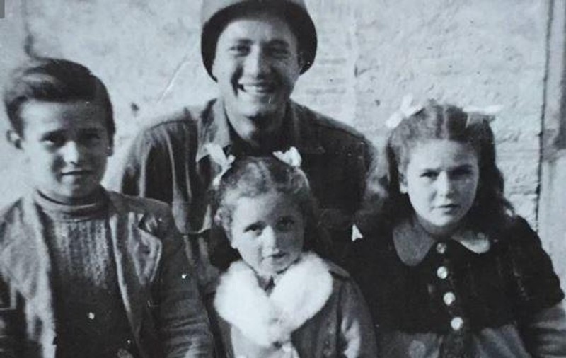 Reîntâlnire emoționantă după 76 de ani. Un veteran al armatei americane s-a revăzut cu trei italieni pe care era să-i împuște când erau copii, în al Doilea Război Mondial