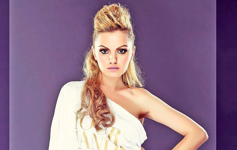 Alexandra Stan, SCHIMBARE RADICALĂ de LOOK: E BLONDĂ şi TUNSĂ SCURT 