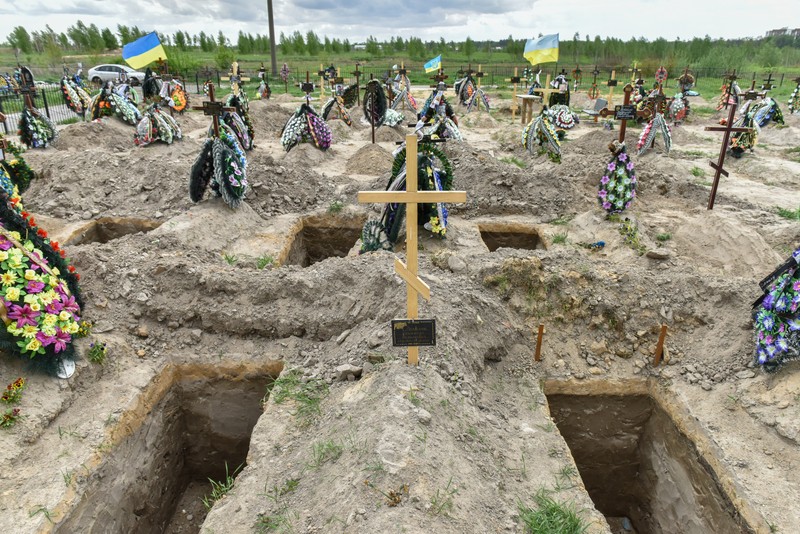 epa09949872 New graves at the municipal cemetry of Bucha in the city of Kyiv (Kiev) area, Ukraine, 15 May 2022. More than 1,235 bodies of killed civillians were recovered from recaptured territories in the Kyiv area. According to the Ukrainian parliament the UN Human Rights Council decided to launch an investigation into the violations committed after Russia's invasion. EPA-EFE/OLEG PETRASYUK