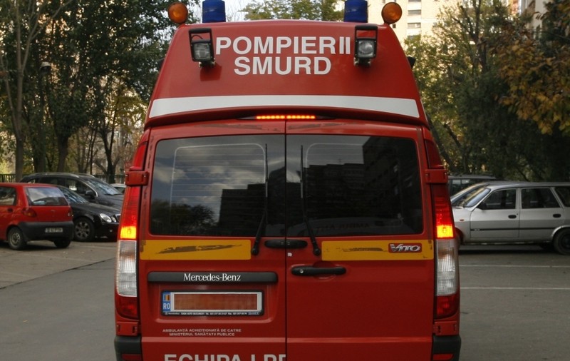 O femeie a fost lovită de o ambulanţă pe o trecere de pietoni 